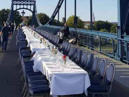In dieser speziellen Atmosph&auml;re &uuml;ber dem Wasser findet das Essen statt.