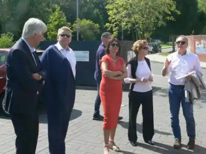 Jochen Borchers, Bauverein R&uuml;stringen, (rechts) erl&auml;utert Justizministerin Barbara Havliza (2. von rechts) das Wohnprojekt Kathrinenfeld. Holger Ansmann, Dieter Wohler und Dr. Susanne Schmidt lauschen interessiert.