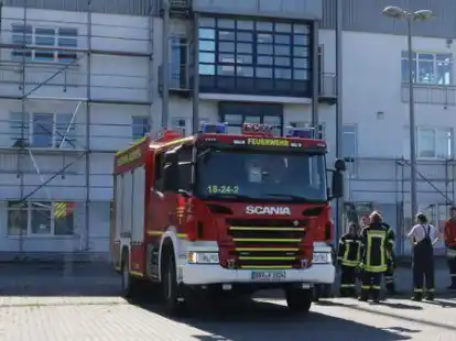 Feueralarm im Gewerbegebiet: Die St&uuml;tzpunktfeuerwehr Jaderberg konnte schnell Entwarnung geben. Es war nur ein Fehlalarm.