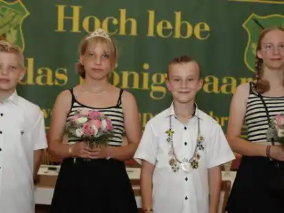 Der neue Kinderthron (von links): Phillip Grave, Lena Grave, Paul Fr&ouml;hle und Lena Fr&ouml;hle