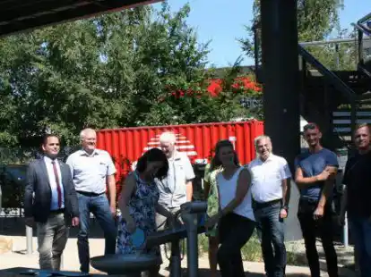 Mit den Kindern der Vechtaer Stadtkita &bdquo;Purzelbaum&ldquo; konnten B&uuml;rgermeister Kristian Kater (von links) und Regionalmanager Antonius Haverkamp den ersten Wasserspielplatz f&uuml;r Kinder im Vechtaer Zitadellenpark er&ouml;ffnen.