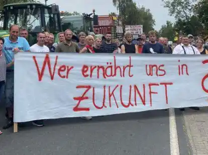Die Landwirte in der Wesermarsch wollten ein Zeichen setzen. In einer bundesweiten Aktion demonstrierten auch in Bonn am Montag hunderte Landwirte vor dem Landwirtschaftsministerium gegen die Pl&auml;ne der EU-Kommission.