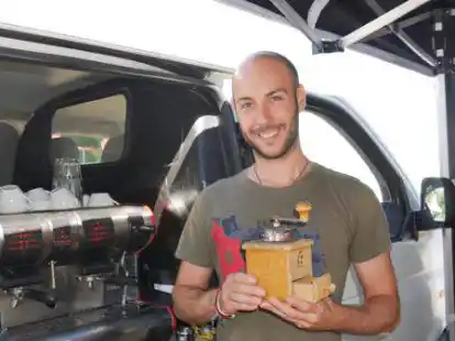 Davide Aglieri von der Firma Bohnengold hat eine alte Kaffeem&uuml;hle dabei. Den frisch Gebr&uuml;hten gibt es aber selbstverst&auml;ndlich aus dem Automaten.