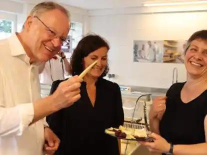Test der selbstgemachten K&auml;se auf dem Gut Altenoythe (von links): Ministerpr&auml;sident Stephan Weil mit SPD-Landtagskandidatin Pia van de Lageweg sowie Landwirtin und K&auml;serin Anne Wreesmann