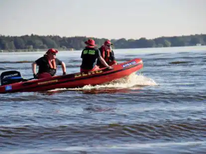 Ein Boot der DLRG-Ortsgruppe Wildeshausen sorgte f&uuml;r Sicherheit beim Schwimmwettbewerb auf dem Zwischenahner Meer.