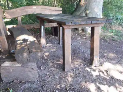 Besch&auml;digt: die Sitzgruppe &bdquo;Am Str&uuml;he&ldquo; in Gro&szlig;enkneten wird abgebaut.