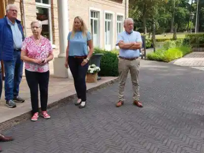 Vincent und Heiner Ahrmann (1. und 5. von links) informierten &uuml;ber die Zukunftspl&auml;ne auf dem Gut Altona: Dar&uuml;ber informierten sich unter anderem (von links) Heiner Vosteen, Anke Spille, Nadja Lampe und Dietz Wiechers von der CDU.