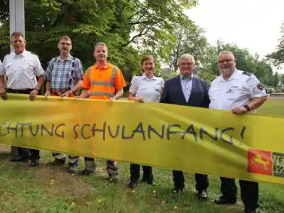 Wollen, dass Kinder sicher zur Schule kommen: Ludger Elsen, Leiter Einsatz- und Streifendienst der Polizei Westerstede, Heinz Schevel, Leiter des Polizeikommissariats Bad Zwischenahn, Uwe Deeken und Kai Kr&ouml;ger (Bauhof Bad Zwischenahn), Andrea Lamping, Leiterin des Polizeikommissariats Westerstede, Hermann Nee, Gesch&auml;ftsf&uuml;hrer der Verkehrswacht Ammerland, und Klaus Blaser, Verkehrssicherheitsberater der Polizeiinspektion Oldenburg Stadt/Ammerland.