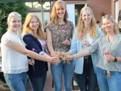 Die jungen Landfrauen: Jantje Reitsma, Kristin Pille, Anna Reents, Karen Albers und Linda Bogdahn bei der Gr&uuml;ndungsveranstaltung.