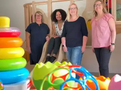 Zeit, sich vorzustellen: Melanie Wagner, Jacqueline Bani, Kita-Leiterin Sarah Duske und Wiki-Bereichsleiterin Nina Bardehle (von links) freuen sich, zehn Monate nach dem Start der neuen Kita endg&uuml;ltig angekommen zu sein in Sande und die Kita allen Interessierten pr&auml;sentieren zu k&ouml;nnen.