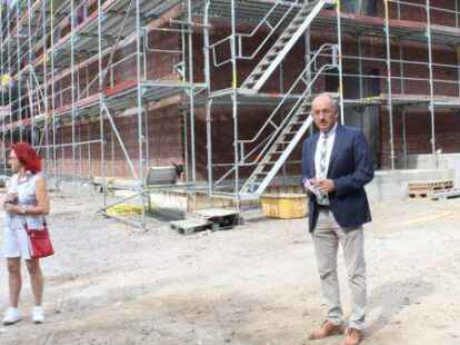 Stolz auf die Erweiterung: Rastedes B&uuml;rgermeister Lars Krause beim Richtfest f&uuml;r den Anbau der KGS am Mittwochnachmittag.