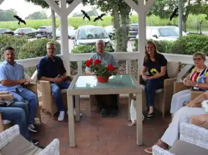 Mitglieder der Ganderkeseer Gr&uuml;nen im Austausch mit &bdquo;Waldschl&ouml;sschen&ldquo;-Gesch&auml;ftsf&uuml;hrer und Heimleiter Alexander Rohde sowie Bewohner Karl-Heinz Kaiser (3. und 4. von links): Johannes-Peter Iber (von links), Martin Faqeri, Landtagskandidatin Dr. Anika Hoffmann, Sabine Schm&ouml;cker-Totzke und Carola H&uuml;ttenm&uuml;ller.
