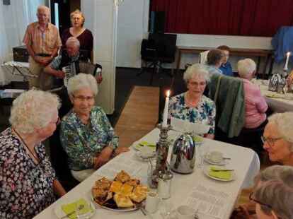 Im D&ouml;tlinger Hof: Dort wurde ein Sommerfest f&uuml;r Seniorinnen und Senioren ausgerichtet