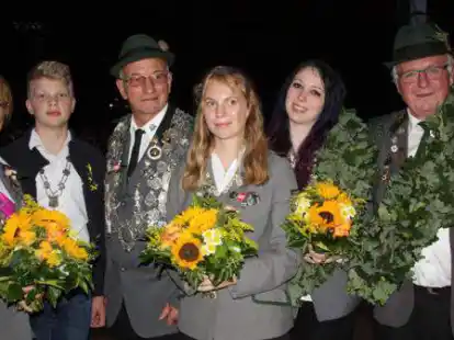 Bilden das K&ouml;nigshaus des SV Urneburg noch bis Sonntagabend: Melanie T&ouml;njes-Pleus (von links), Veith Renken, Bernfried Westermann, Sina Busch, Alessandra Niehaus und J&uuml;rgen Hoffmann. (Archivbild)
