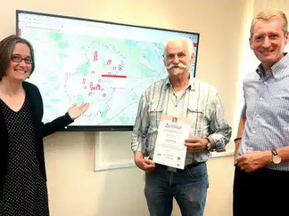 Stellen die interaktive Karte zum generationenfreundlichen Einkaufen in Ganderkesee vor: Wirtschaftsf&ouml;rderin Christa Linnemann, Seniorenbeirats-Chef J&uuml;rgen L&uuml;dtke (Mitte) und B&uuml;rgermeister Ralf Wessel.