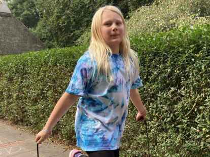 Emma (11) kann sogar auf einem Bein Seil springen.