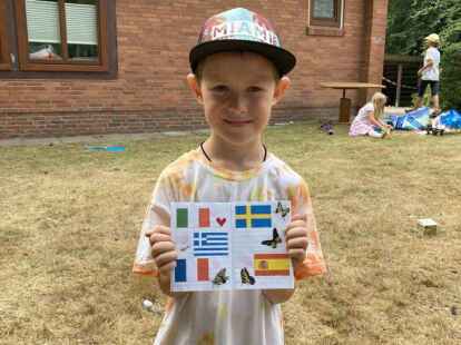 Daniel (8) zeigt seinen Kinderreisepass, in dem schon viele L&auml;nder abgestempelt sind.