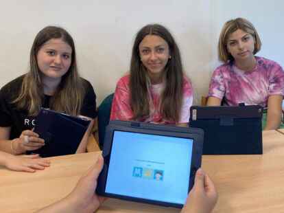 Karolina (13), Sonja (15) und Bogdana (13, von links) lernen mit einer App auf dem Tablet die deutsche Sprache.