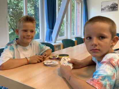 Max (8, links) und Lukas (7, rechts) spielen gemeinsam das Beobachtungs- und Reaktionsspiel &bdquo;Dobble&ldquo;.