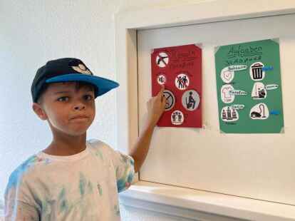 Carlo (7) erkl&auml;rt die Regeln des Feriencamps.