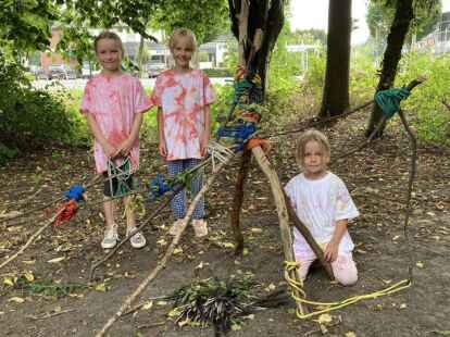 Mia (8, von links), Ruby (7) und Femke (5) haben gemeinsam ein Zelt gebaut.