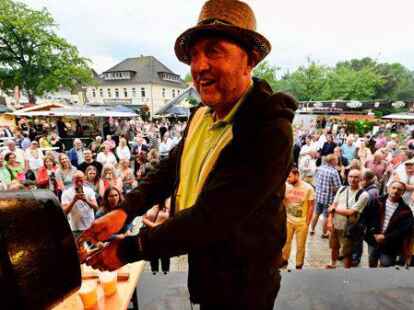 Der neue Woche-Chef: Peter Bekaan beim Freibier-Anstich. Mit einem fast komplett neuen Team hat der Vereinsvorsitzende die f&uuml;nfte Jahreszeit in Bad Zwischenahn organisiert.