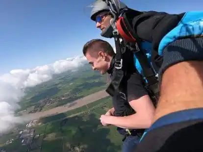 Marcel Saathoff (l) aus Moormerland erf&uuml;llte sich im vergangenen Jahr mit seinem Tandemsprung einen Traum und hat sich auch dieses Jahr schon wieder angemeldet.