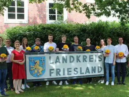 Waren bei der Feierstunde dabei: (von links) Jan H&uuml;lse, Landrat Sven Ambrosy, Ausbildungsleiterin J&ouml;rdis Reints, Jessica Holz, Lukas Redenius, Bj&ouml;rn Gerdes, Timo Dorn, Andreas Pree, Hendrik Hemken, Jana Becker, Timo Einsle, Olaf M&uuml;ller, Erste Kreisr&auml;tin Silke Vogelbusch.