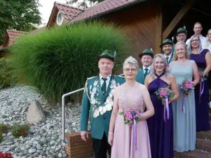 Regieren im Dreil&auml;ndereck: Sch&uuml;tzenk&ouml;nig Josef Fredewe&szlig; mit K&ouml;nigin Monika (von vorne), Irina Litau mit Alexander Schmidt, Jenny und Manuel Rumpf, Andrea und Kristian R&uuml;ger und das Ehrenpaar Verena und Timo Burke