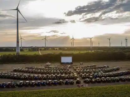 Hunderte Trecker im Windpark: Ende August erwartet die Landjugend Sedelsberg wieder zahlreiche Besucherinnen und Besucher mit Trecker und  auch ohne zur dritten Auflage ihres Treckerkinos.