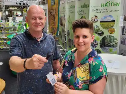 Am Gemeinschaftsstand der Gemeinden Hude, Berne, Lemwerder, Hatten und Ganderkesee sowie der Wirtschaftsf&ouml;rderungsgesellschaft (WLO): Roland Arndt und Raissa Wischnewski. Hier gibt es auch einen Flaschen&ouml;ffner aus dem 3D-Drucker.