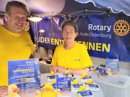 Stefan Sander und Manon Haferkamp verkauften mit weiteren Helfern die Teilnahmescheine f&uuml;r das 4. Huder Entenrennen auch auf der Messe Landtage Nord.