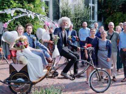 Als erstes Brautpaar konnten &Auml;nne und David Hergert nach ihrer standesamtlichen Trauung am Freitag eine Fahrt mit Michael Olsens Hochzeitsrad genie&szlig;en.