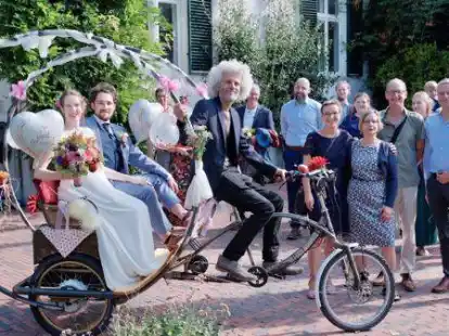 Als erstes Brautpaar konnten &Auml;nne und David Hergert nach ihrer standesamtlichen Trauung am Freitag eine Fahrt mit Michael Olsens Hochzeitsrad genie&szlig;en.