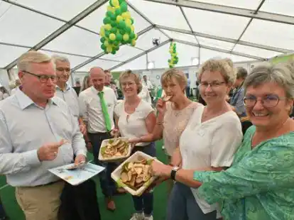 Minister Althusmann (v.l.) probiert mit Landvolk-Gesch&auml;ftsf&uuml;hrer Bernhard Wolff und Landtage-Gesch&auml;ftsf&uuml;hrer W&acirc;tte Haanstra-Urban die Brotchips, die die Landfrauen Heike Hohnholt, Alke Luers, Frauke Rohde und Ina Jahnsen im Zelt des Gr&uuml;nen Zentrums anbieten.