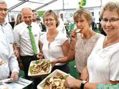 Minister Althusmann (v.l.) probiert mit Landvolk-Gesch&auml;ftsf&uuml;hrer Bernhard Wolff und Landtage-Gesch&auml;ftsf&uuml;hrer W&acirc;tte Haanstra-Urban die Brotchips, die die Landfrauen Heike Hohnholt, Alke Luers, Frauke Rohde und Ina Jahnsen im Zelt des Gr&uuml;nen Zentrums anbieten.