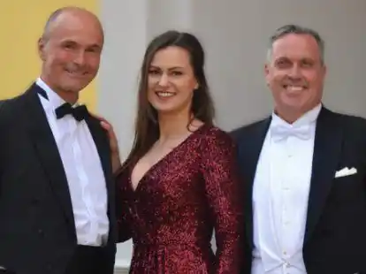 Treten im &bdquo;Alten Bullenstall&ldquo; in Jeddeloh I auf (von links): Ivo Berkenbusch, Martyna Cymerman, Paul Brady.