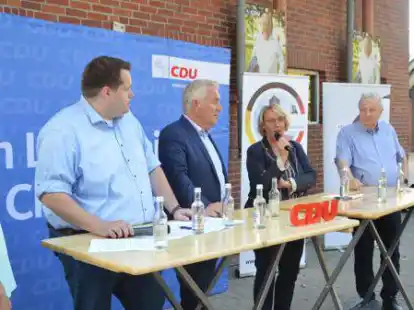 Gastgeber Christoph Fr&ouml;hle, Lastrups CDU-Gemeindeverbandsvorsitzender Felix Klugmann, Landtagskandidat Christoph Eilers, Ministerin Barbara Otte-Kinast und L&ouml;ningens CDU - Stadtverbandsvorsitzender Heinz Ameskamp sprachen in Hammel &uuml;ber Landwirtschaft.