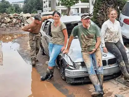 Hat das Ahrtal verlassen und ist nach Westerstede gezogen: Inken R&ouml;der (2. von links). Das Bild mit ihrem Sohn (links), ihrem Onkel und ihrer Freundin entstand bei Aufr&auml;umarbeiten.