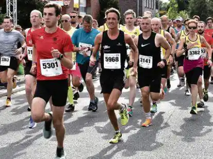 Schon kurz nach dem Start war er vorn: Bastian Martschausky (rotes Shirt, Nr. 5301) gewann den Zehn-Kilometer-Lauf vor Stephan Immega (5968). Schnellste Frau war Verena Cordes (3362).