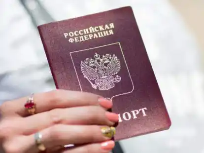 Eine Frau h&auml;lt in der estnischen Stadt Narva am Grenz&uuml;bergang nach Russland ihren russischen Pass in den H&auml;nden.