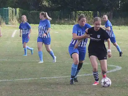 Durchgesetzt: Die Fu&szlig;ballerinnen des SVE Wildenloh (schwarze Trikots) zogen mit einem 2:1-Sieg gegen den Polizei SV Oldenburg II in die n&auml;chste Pokalrunde ein.