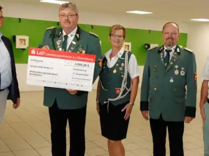 Zur Finanzierung der Modernisierung der KK-Anlage der Sch&uuml;tzengilde Bar&szlig;el gab es von der LzO-Regionalstiftung  3000 Euro. Den Scheck &uuml;berreichten Frank Naber (links) und Ludger Hespe (rechts) an (von links) Michael Nitschke, Annette Brinkmann und  Michael Bohnen von der Sch&uuml;tzengilde.