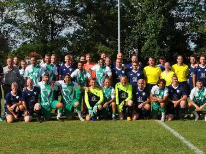 Gruppenbild mit den Altstars: Die Spieler der SG Schwei/Seefeld/R&ouml;nnelmoor und der Traditionsmannschaft des SV Werder Bremen stellten sich f&uuml;r ein Erinnerungsfoto auf.