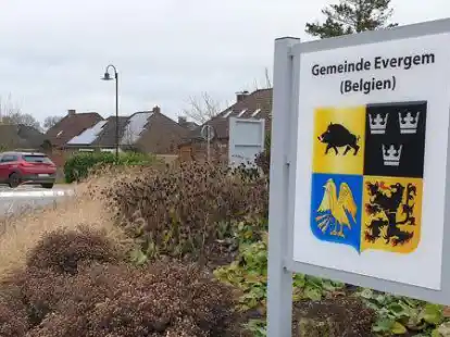 Im Kreisverkehr in Gro&szlig;enkneten weist ein Wappen auf die Partnergemeinde Evergem hin.