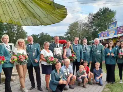 Das sind die neuen Majest&auml;ten und Adjutanten des Sch&uuml;tzenvereins B&uuml;hren: (stehend, von links) 1. Adjutantin Anke Bocklage, Damenk&ouml;nigin D&ouml;rte Rode, 2. Adjutantin Ina R&uuml;debusch mit Adjutant Ralf Gro&szlig;mann,  das K&ouml;nigspaar Marion und Dirk Johannes, Adjutantenpaar Insa und Oliver Pleus, Vorsitzender Wolfgang Helms, Schie&szlig;wart Reinhard Bocklage sowie das Junioren-K&ouml;nigshaus Mirja St&ouml;ver (1. Adjutantin),  K&ouml;nigin Nane R&uuml;debusch und Tom Gro&szlig;mann (2. Adjutant); (hockend, von links) 2. Adjutantin Jette St&ouml;ver und K&ouml;nig Deik Johannes (Luftgewehr) sowie 1. Adjutant  Malte Huntemann, K&ouml;nig Erik St&ouml;ver und 2. Adjutant Thore Huntemann (Lichtpunktgewehr). Auf dem Foto fehlt Tjark Plate (1. Adjutant Luftgewehr).