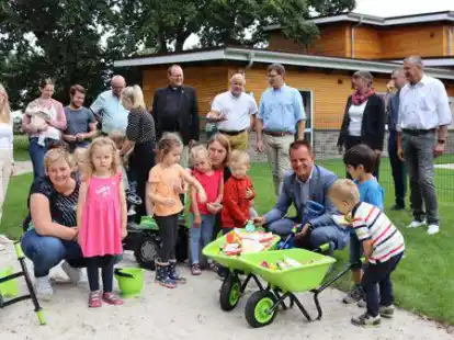 Zur Begr&uuml;&szlig;ung der neuen Kindergartenkinder hat B&uuml;rgermeister Hermann Block Geschenke mitgebracht.