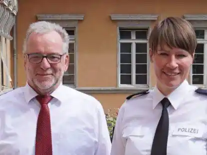 &Uuml;berreichte Polizeioberr&auml;tin Gerke St&uuml;ven-Knak die Urkunde: Polizeipr&auml;sident Johann K&uuml;hme