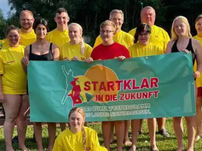 Sie bieten Schwimmkurse: Ausbilder Manuel Vohlken, Nathalie Vagts und Hinrich Eden und die neuen Leiterinnen und Leiter Mareike Eden, Claudia Brinkmann, Silke Bronschke, Marita Hans, Friederike S&uuml;&szlig;, Yannik Leo, Arne Hildebrandt, Fynn Scharnke, Amiera Kanaan, Mila Gerdes und Josie Jan&szlig;en.