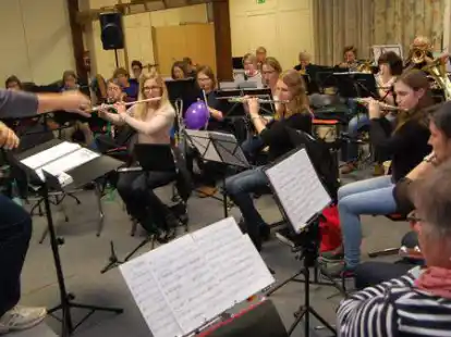Das Blasorchester Rodenkirchen  probt unter der Leitung von Peter Abbenseth in der Hengsthalle.